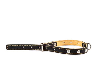 Deri kemer yaka beyaz bir arka plan üzerinde.