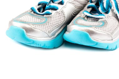 Beyaz arkaplanda izole edilmiş spor ayakkabılar