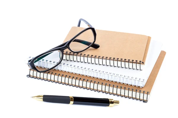 Stapel stijlvolle notebook, pen en glazen. — Stockfoto