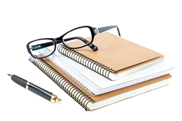 Empilhe notebook elegante, caneta e óculos . — Fotografia de Stock