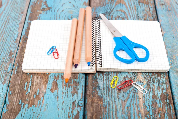 Bloco de notas, lápis, tesoura, clipes de papel. Fornecimento de escritório ou escola — Fotografia de Stock