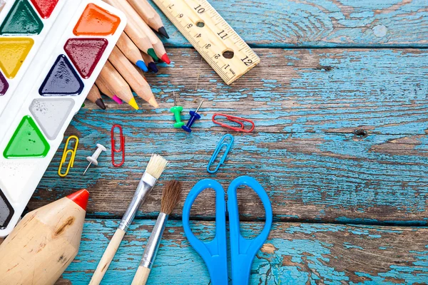 Fournitures de bureau ou scolaires sur planches de bois peintes en bleu — Photo