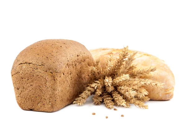 Chléb a pšenice uši na bílém pozadí. — Stock fotografie