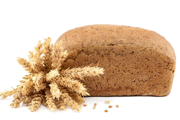 Brood en tarwe oren op witte achtergrond. — Stockfoto
