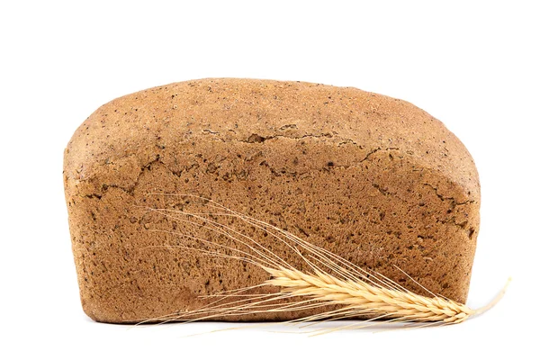 Brot und Weizenähren auf weißem Hintergrund. — Stockfoto