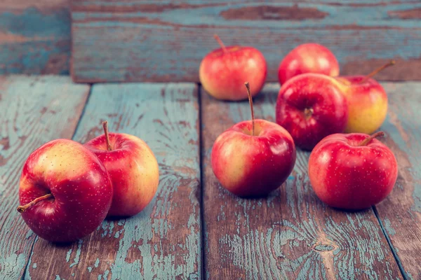 Verse appelen op houten planken. — Stockfoto