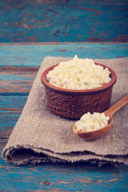 Bir seramik tabak ve kaşık taze peynir