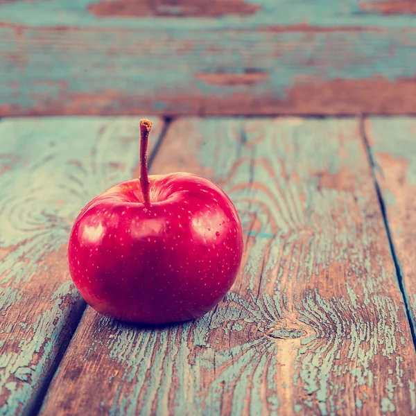 Frischer Apfel auf bemalten blauen Holzbrettern — Stockfoto