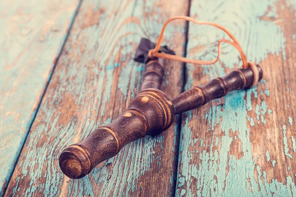 Slingshot sobre tablas de madera . —  Fotos de Stock