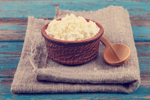 Fromage cottage frais dans un plat en céramique et cuillère — Photo