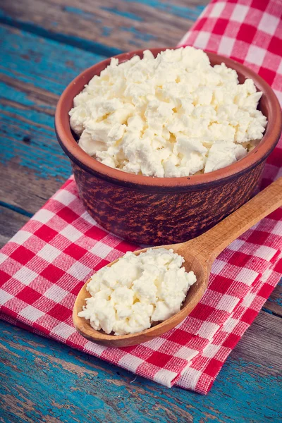 Fromage cottage frais dans un plat en céramique et cuillère — Photo