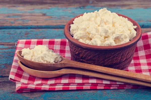 Queso cottage fresco en un plato de cerámica y cuchara —  Fotos de Stock