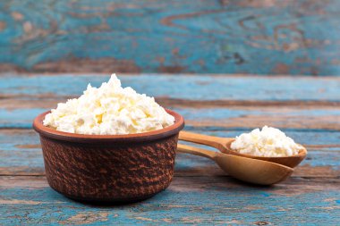 Bir seramik tabak ve kaşık taze peynir.