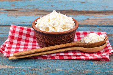 Bir seramik tabak ve kaşık taze peynir