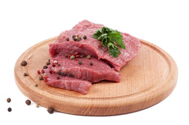 Beyaz zemin üzerinde bir kesme tahtası üzerinde et.