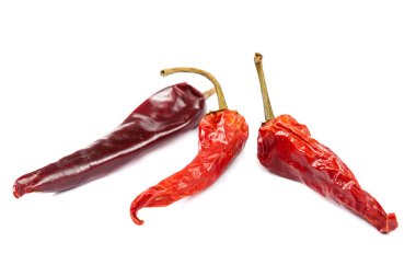 Beyaz arka plan üzerinde kuru biber.