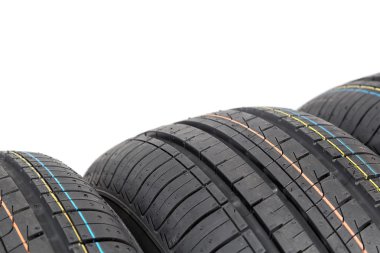 Araç lastikleri beyaz arkaplanda izole edildi