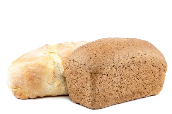 Frisches Brot auf weißem Hintergrund. — Stockfoto