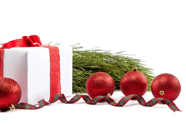 Bolas de Natal e embalagens com presentes . — Fotografia de Stock