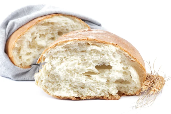 Frisches Brot auf weißem Hintergrund. — Stockfoto