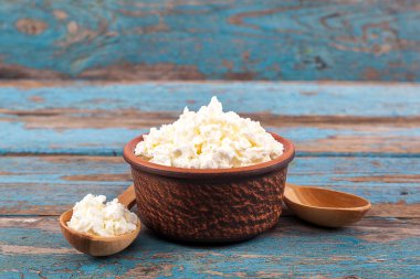 Bir seramik tabak ve kaşık taze peynir.