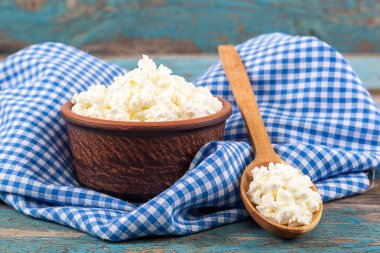 Bir seramik tabak ve kaşık taze peynir