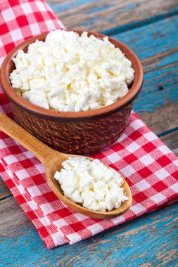 Bir seramik tabak ve kaşık taze peynir