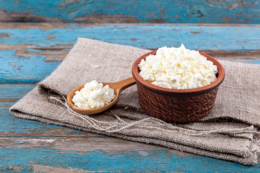 Bir seramik tabak ve kaşık taze peynir