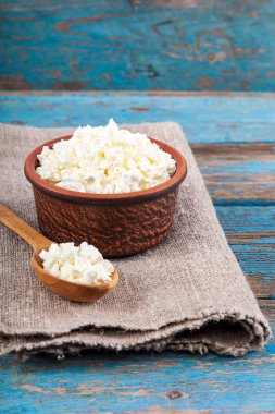 Bir seramik tabak ve kaşık taze peynir