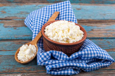 Bir seramik tabak ve kaşık taze peynir