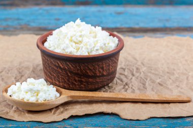 Bir seramik tabak ve kaşık taze peynir.