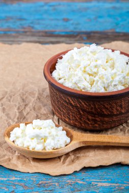 Bir seramik tabak ve kaşık taze peynir