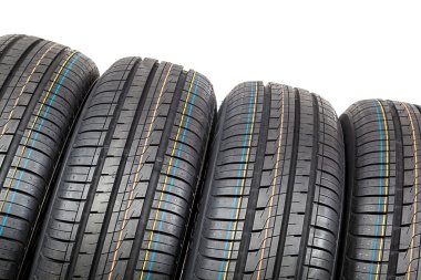 Beyaz arka plan üzerinde araba lastikleri.