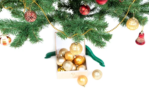 Julgran med baubleson vit bakgrund. — Stockfoto