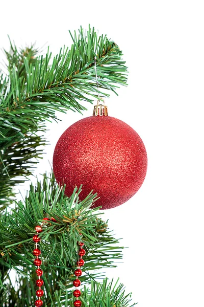 Weihnachtsbaum dekoriert rote Kugeln — Stockfoto