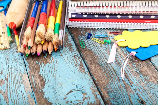 Material de escritório ou escolar em tábua de madeira . — Fotografia de Stock