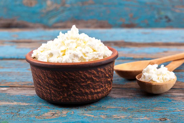 Fromage cottage frais dans un plat en céramique et cuillère — Photo