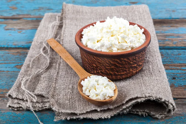 Queso cottage fresco en un plato de cerámica y cuchara —  Fotos de Stock