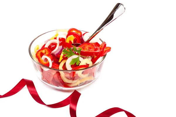 休日の野菜サラダと赤いリボン — ストック写真