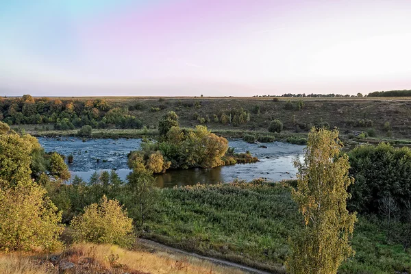 Řeka s peřejemi při západu slunce — Stock fotografie