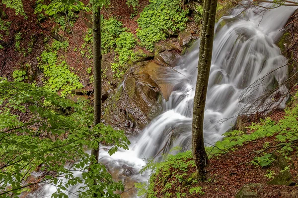 Гірській річці з пороги і водоспади — стокове фото