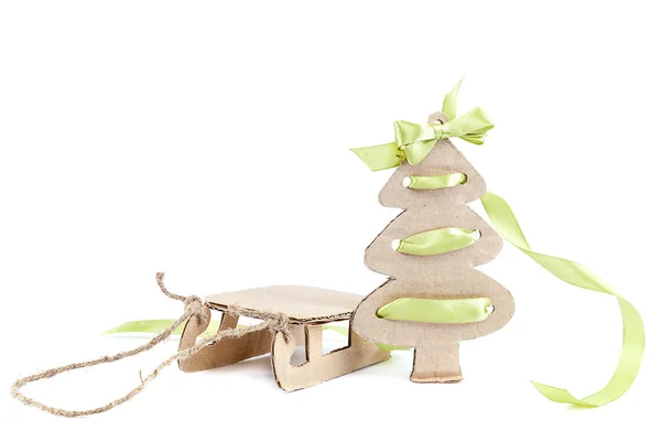 Slitta con albero di Natale su sfondo bianco . — Foto Stock