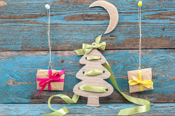 Decoraciones navideñas con abeto, bolas y regalos — Foto de Stock