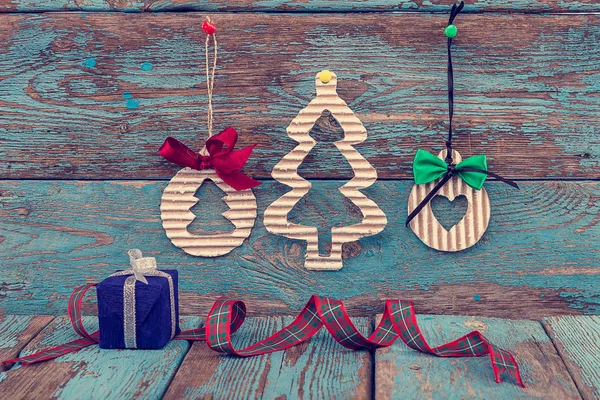 Árvore de Natal, bolas e presentes em tábuas de madeira — Fotografia de Stock