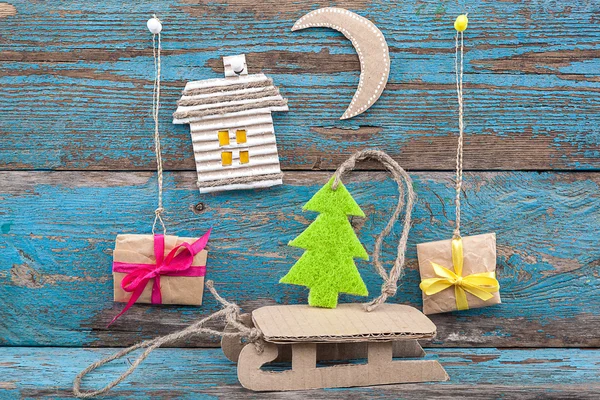 Juldekorationer med fir tree, släde och gåvor — Stockfoto