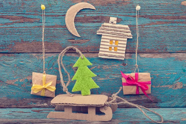 Juldekorationer med fir tree, släde och gåvor — Stockfoto