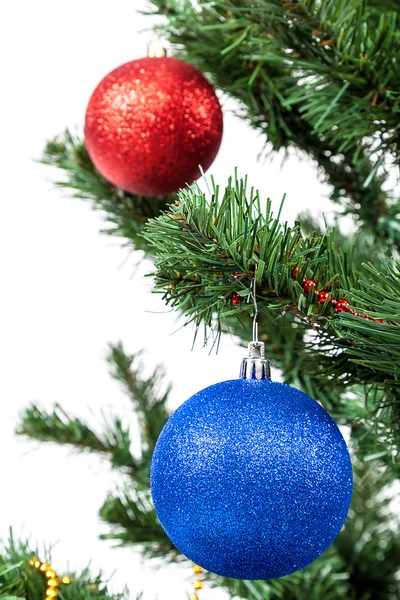 Kerstboom met rode en blauwe kerstballen — Stockfoto