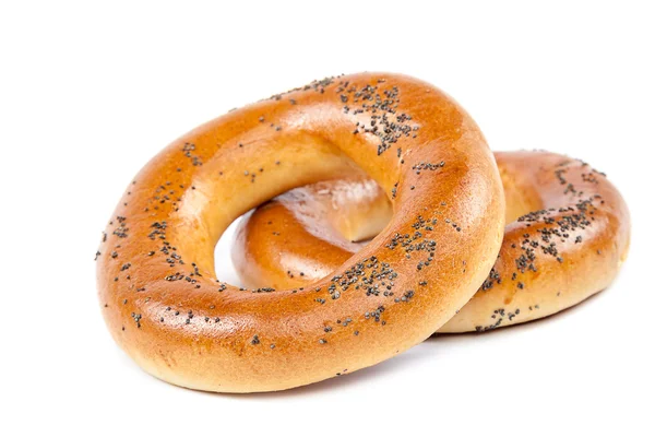 Bagel con semi di papavero su sfondo bianco . — Foto Stock