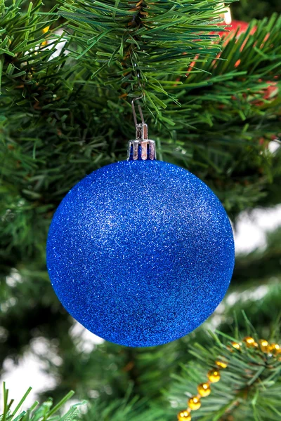 クリスマス ツリーには、青のボールが飾られて — ストック写真