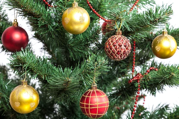 Árvore de Natal com bugigangas no fundo branco . — Fotografia de Stock